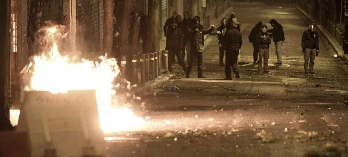 Επεισοδιακή νύχτα στα Εξάρχεια – Απόπειρα επίθεσης στο σπίτι του Φλαμπουράρη, έκαψαν ελληνική σημαία